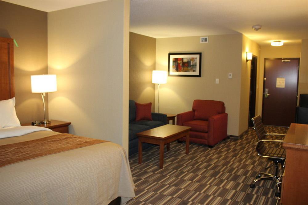 Comfort Inn & Suites Edmonton International Airport Ниску Екстериор снимка