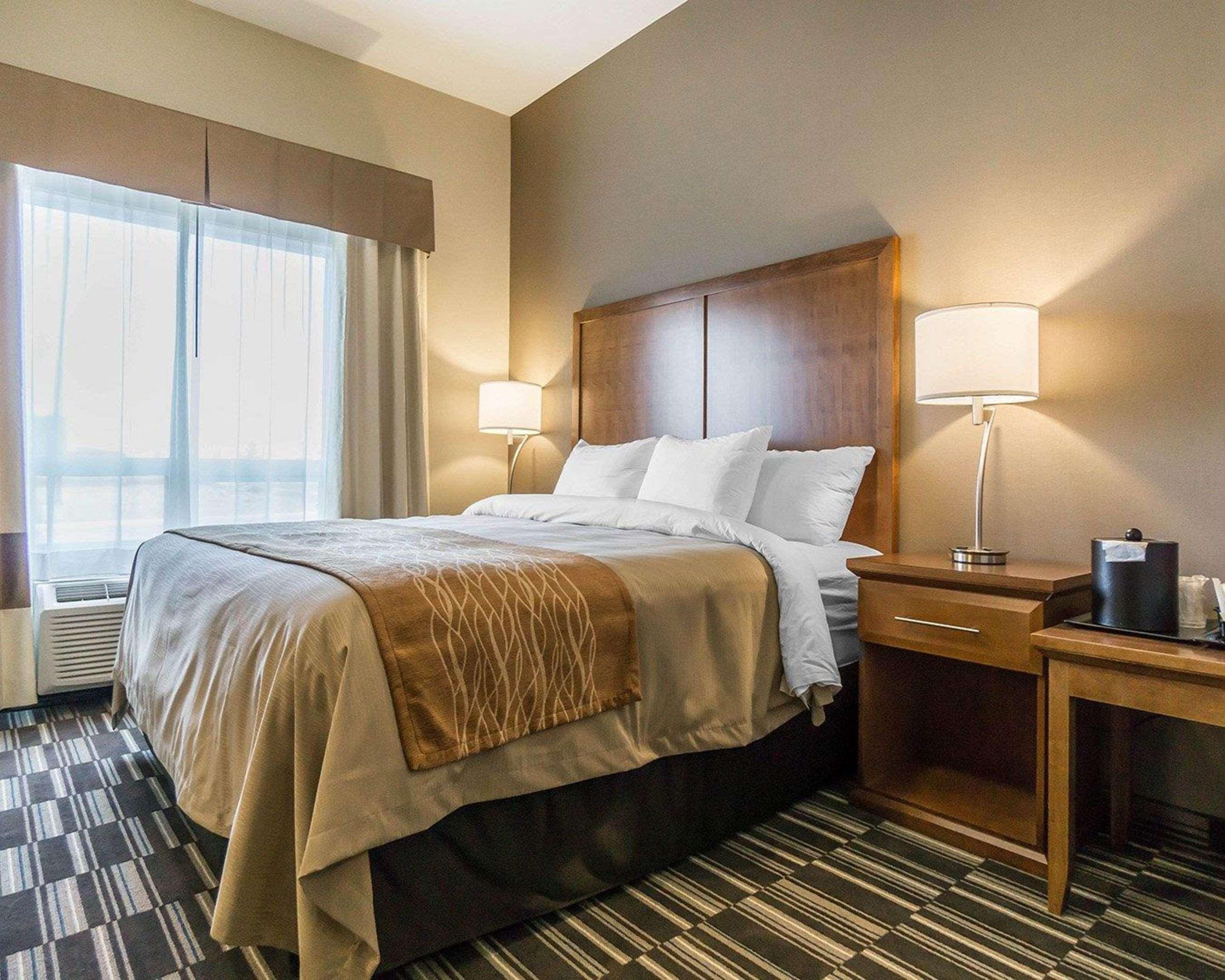 Comfort Inn & Suites Edmonton International Airport Ниску Екстериор снимка