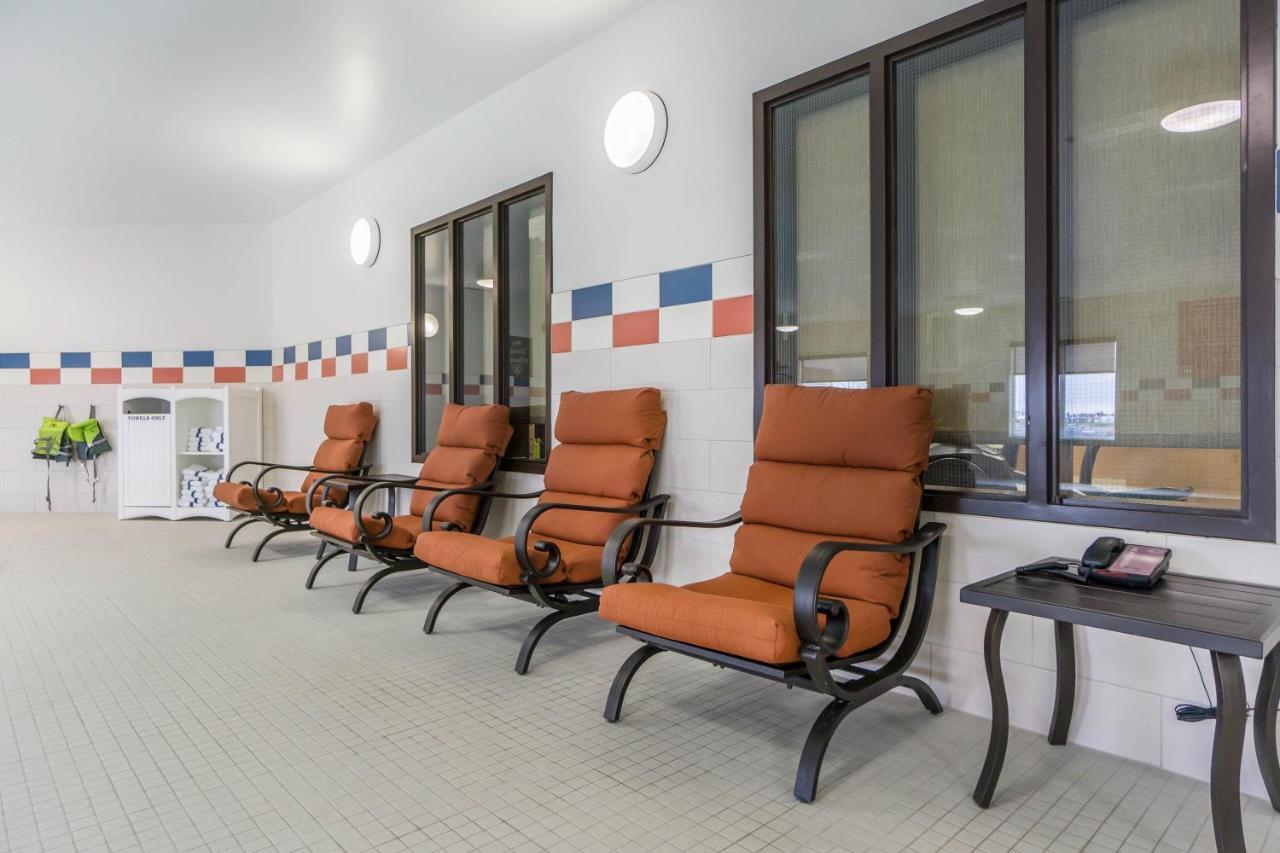 Comfort Inn & Suites Edmonton International Airport Ниску Екстериор снимка