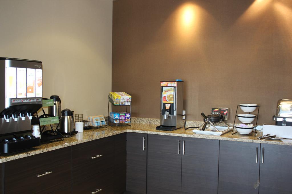 Comfort Inn & Suites Edmonton International Airport Ниску Екстериор снимка