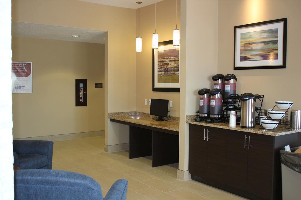Comfort Inn & Suites Edmonton International Airport Ниску Екстериор снимка