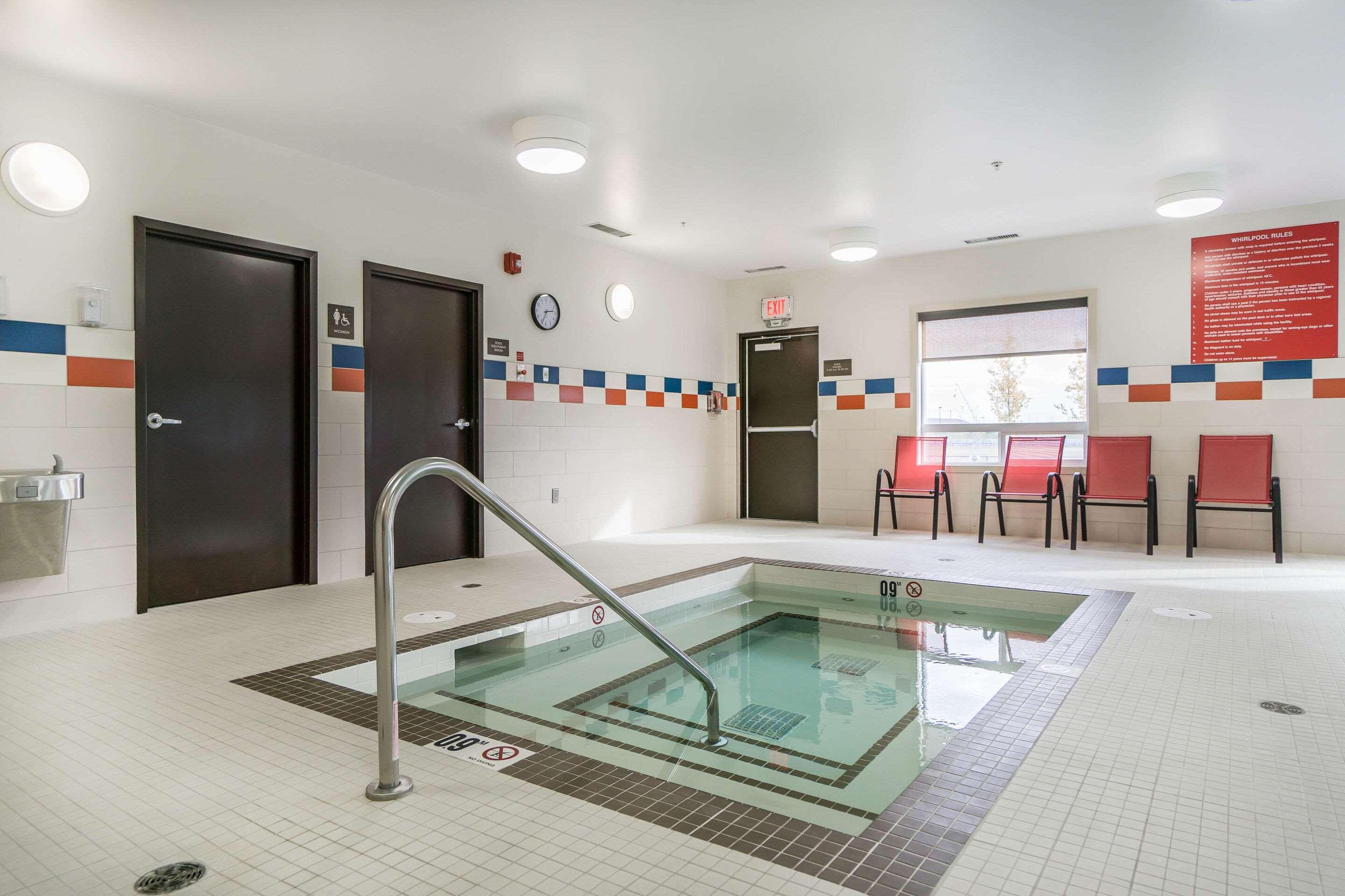 Comfort Inn & Suites Edmonton International Airport Ниску Екстериор снимка