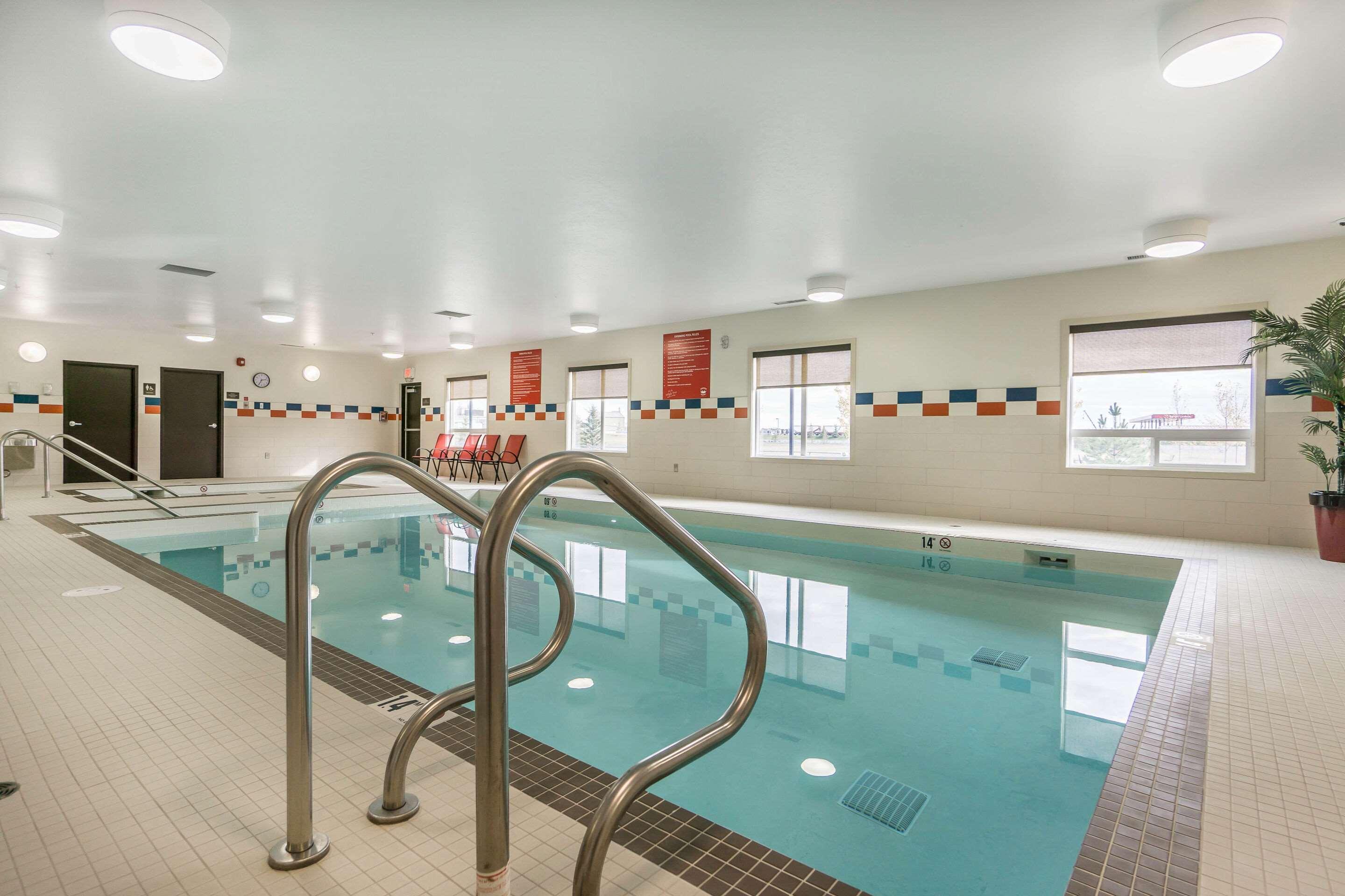 Comfort Inn & Suites Edmonton International Airport Ниску Екстериор снимка