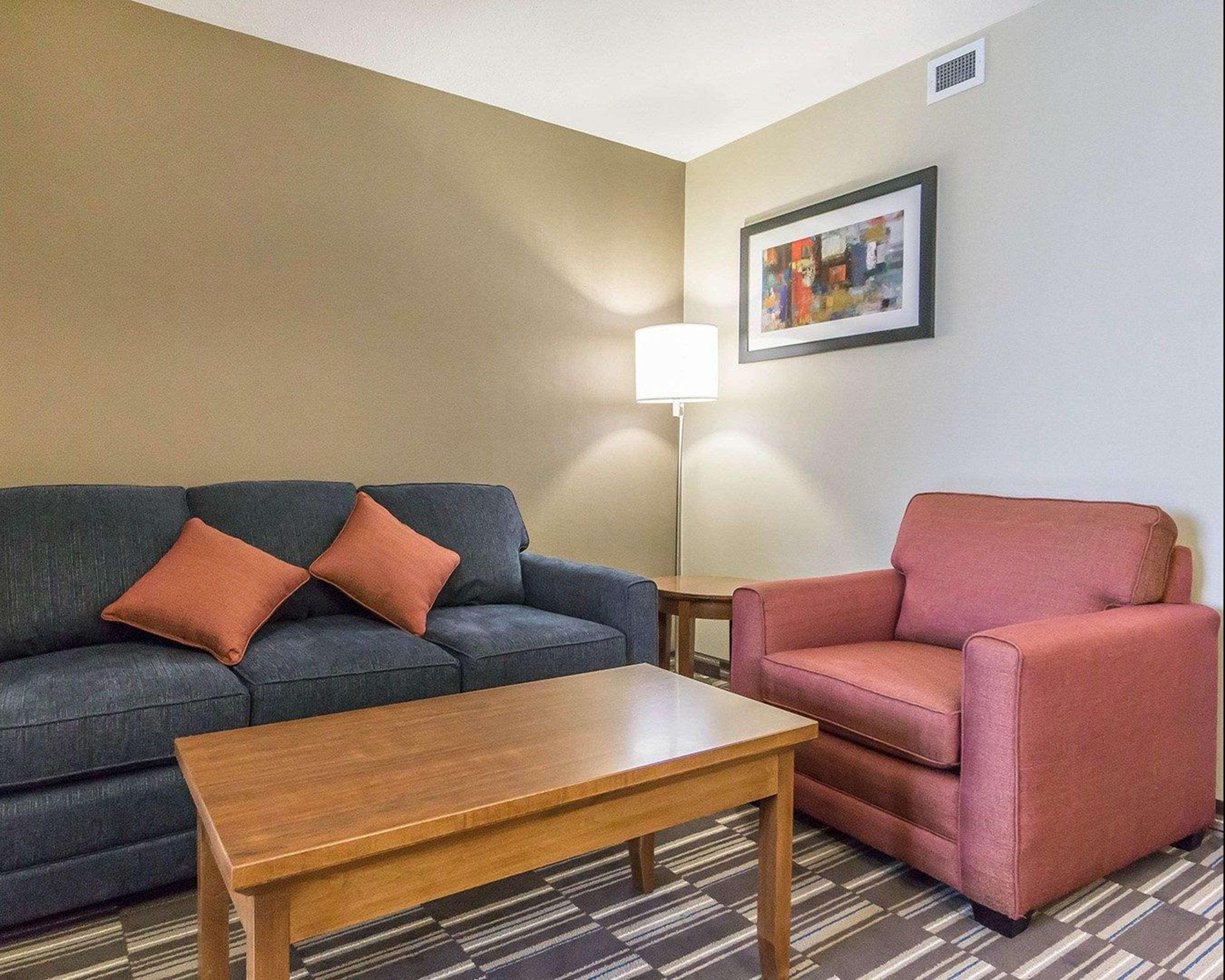 Comfort Inn & Suites Edmonton International Airport Ниску Екстериор снимка