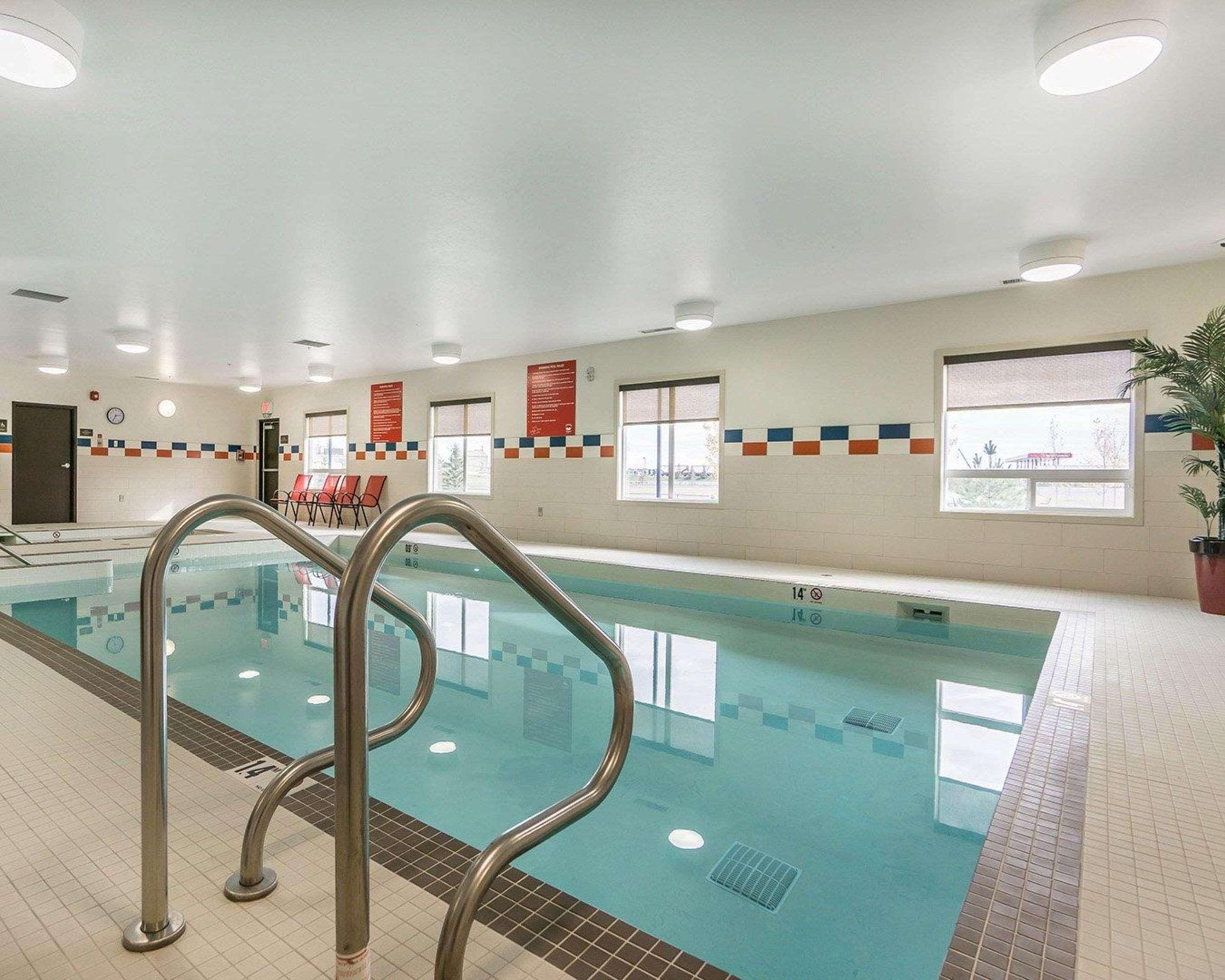Comfort Inn & Suites Edmonton International Airport Ниску Екстериор снимка