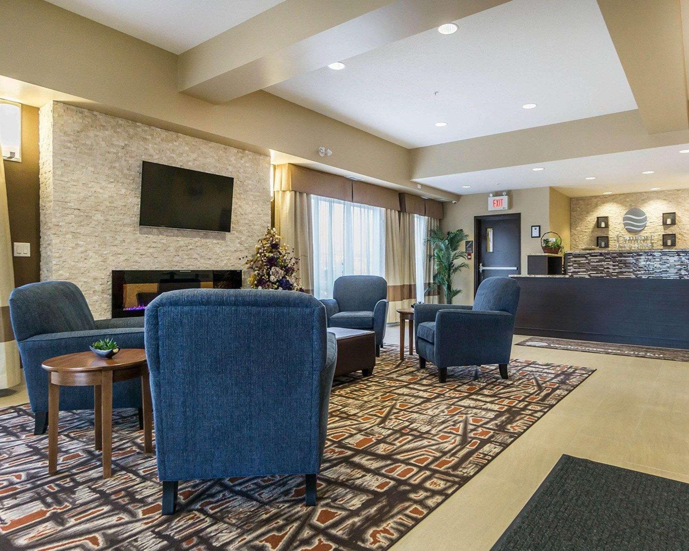 Comfort Inn & Suites Edmonton International Airport Ниску Екстериор снимка