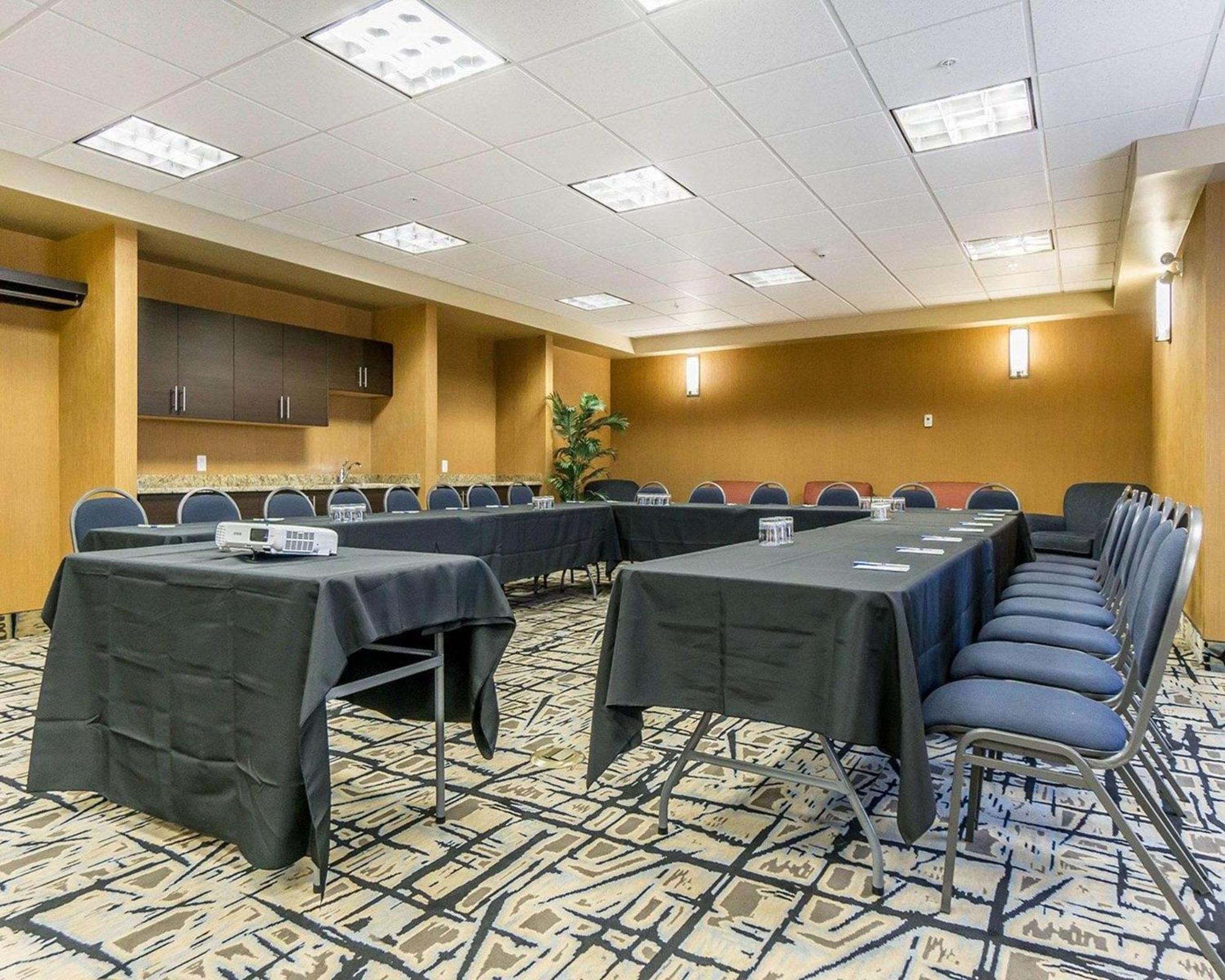 Comfort Inn & Suites Edmonton International Airport Ниску Екстериор снимка