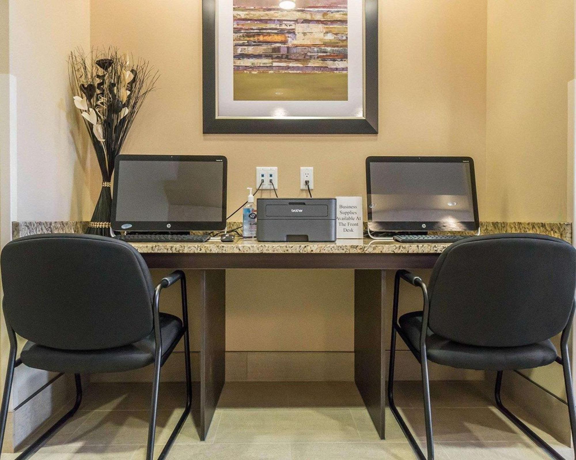 Comfort Inn & Suites Edmonton International Airport Ниску Екстериор снимка
