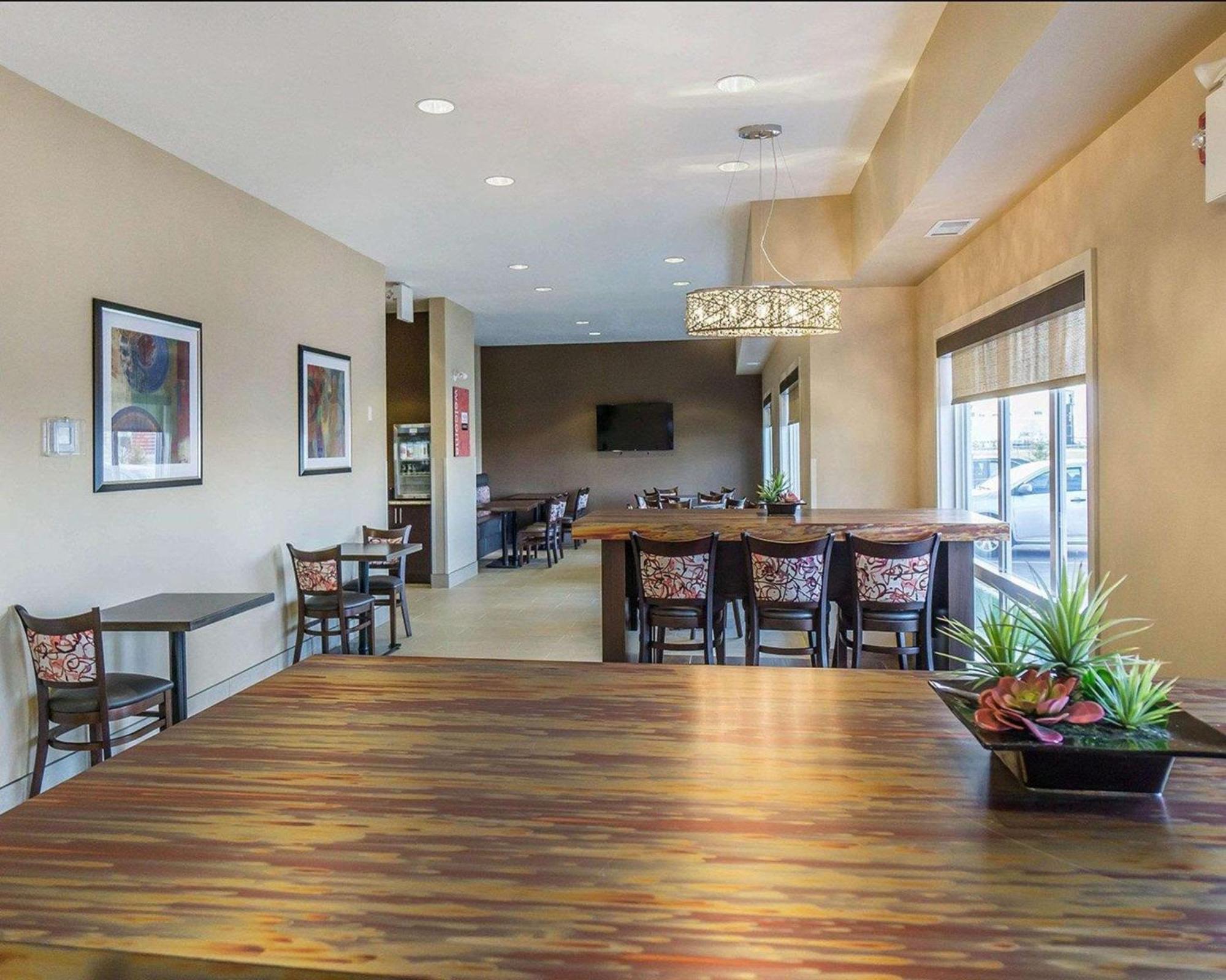 Comfort Inn & Suites Edmonton International Airport Ниску Екстериор снимка