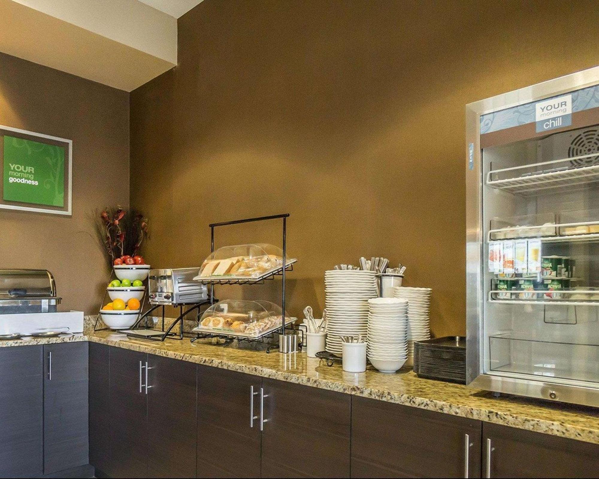 Comfort Inn & Suites Edmonton International Airport Ниску Екстериор снимка