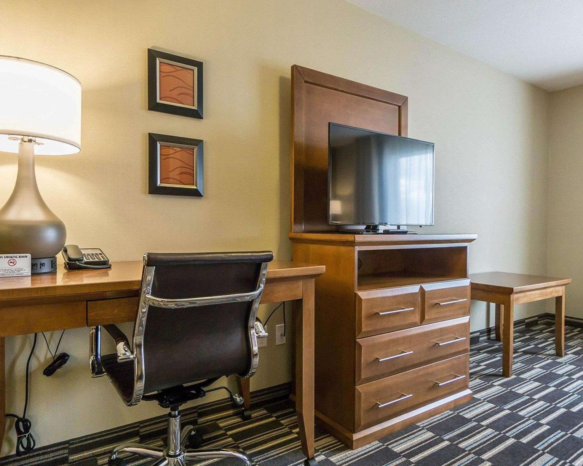 Comfort Inn & Suites Edmonton International Airport Ниску Екстериор снимка