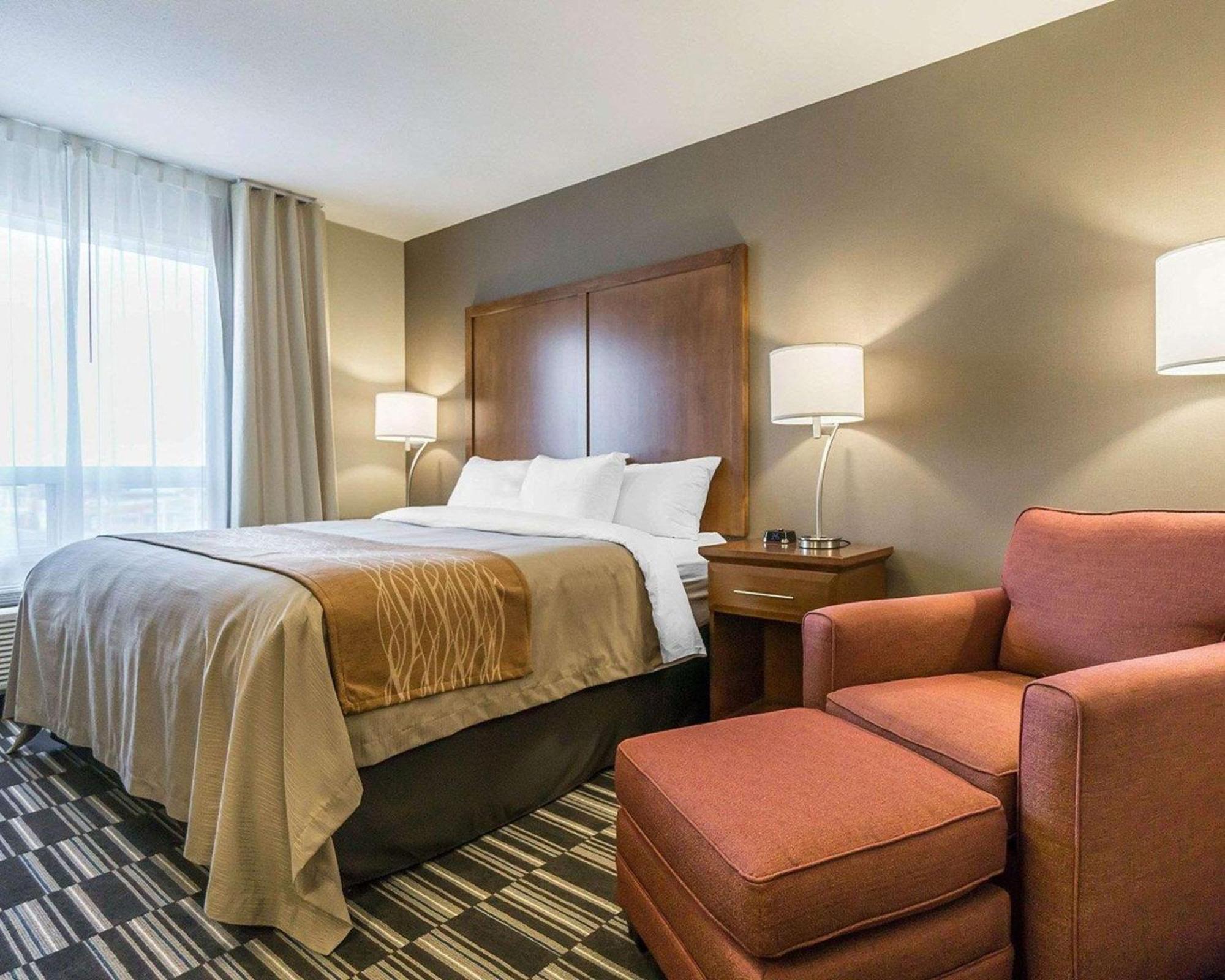 Comfort Inn & Suites Edmonton International Airport Ниску Екстериор снимка