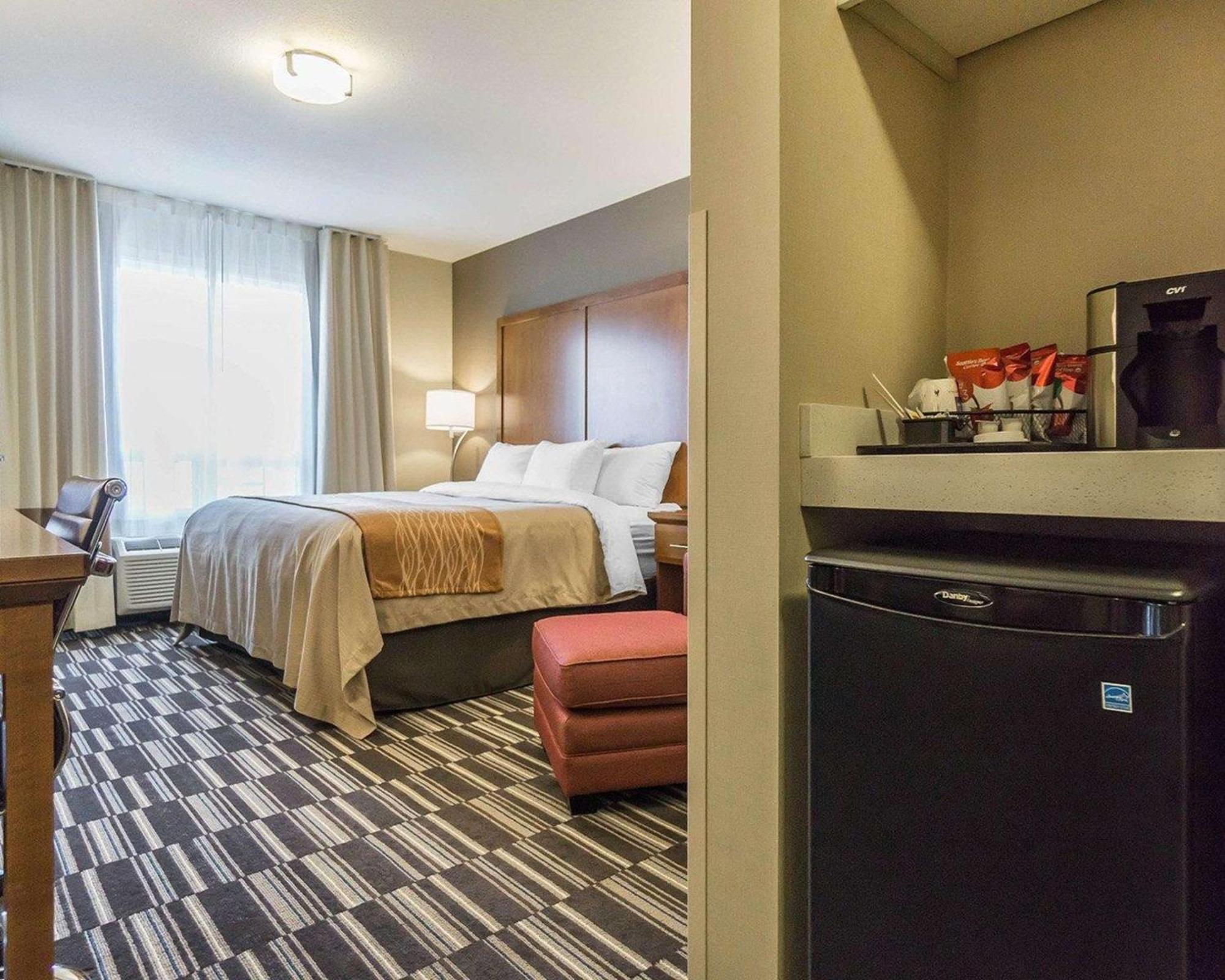 Comfort Inn & Suites Edmonton International Airport Ниску Екстериор снимка