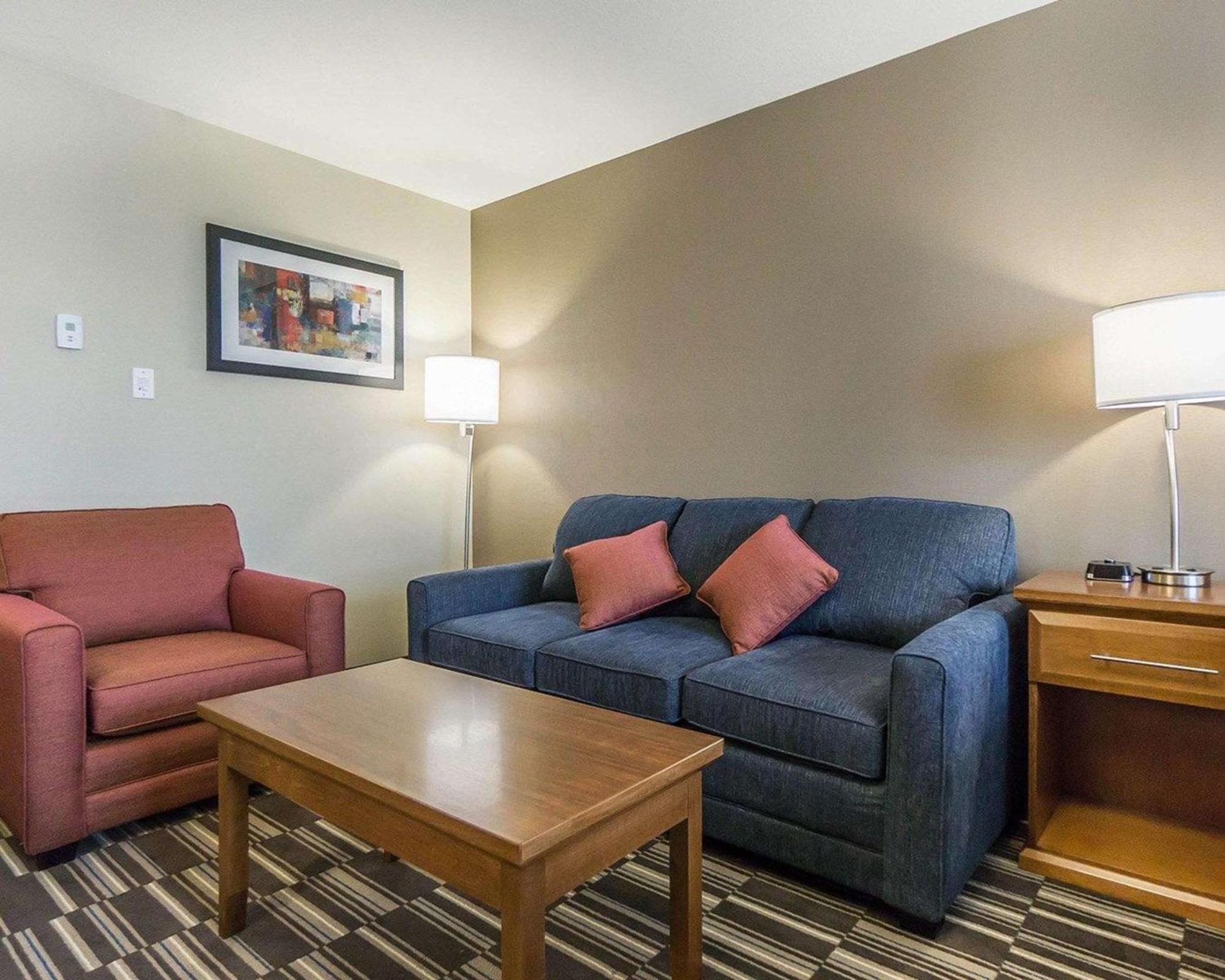 Comfort Inn & Suites Edmonton International Airport Ниску Екстериор снимка