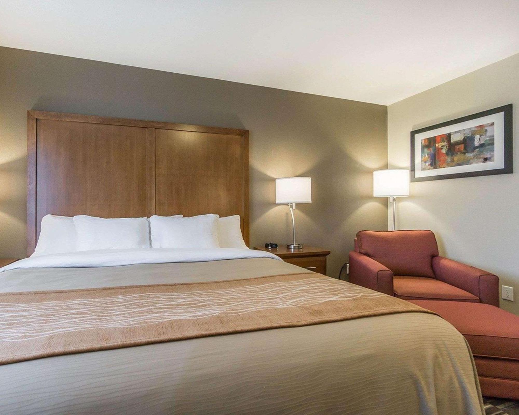 Comfort Inn & Suites Edmonton International Airport Ниску Екстериор снимка