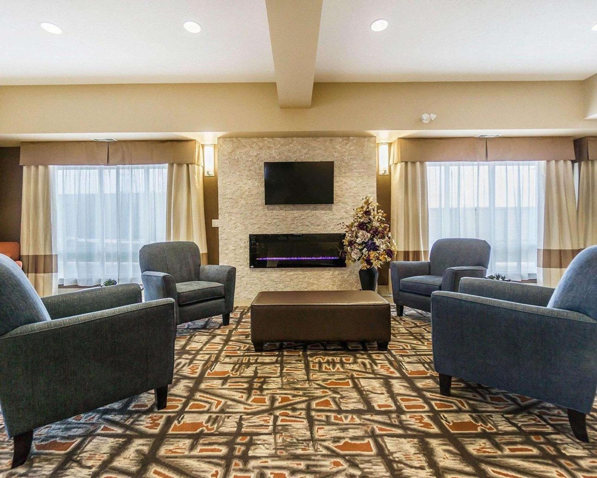Comfort Inn & Suites Edmonton International Airport Ниску Екстериор снимка