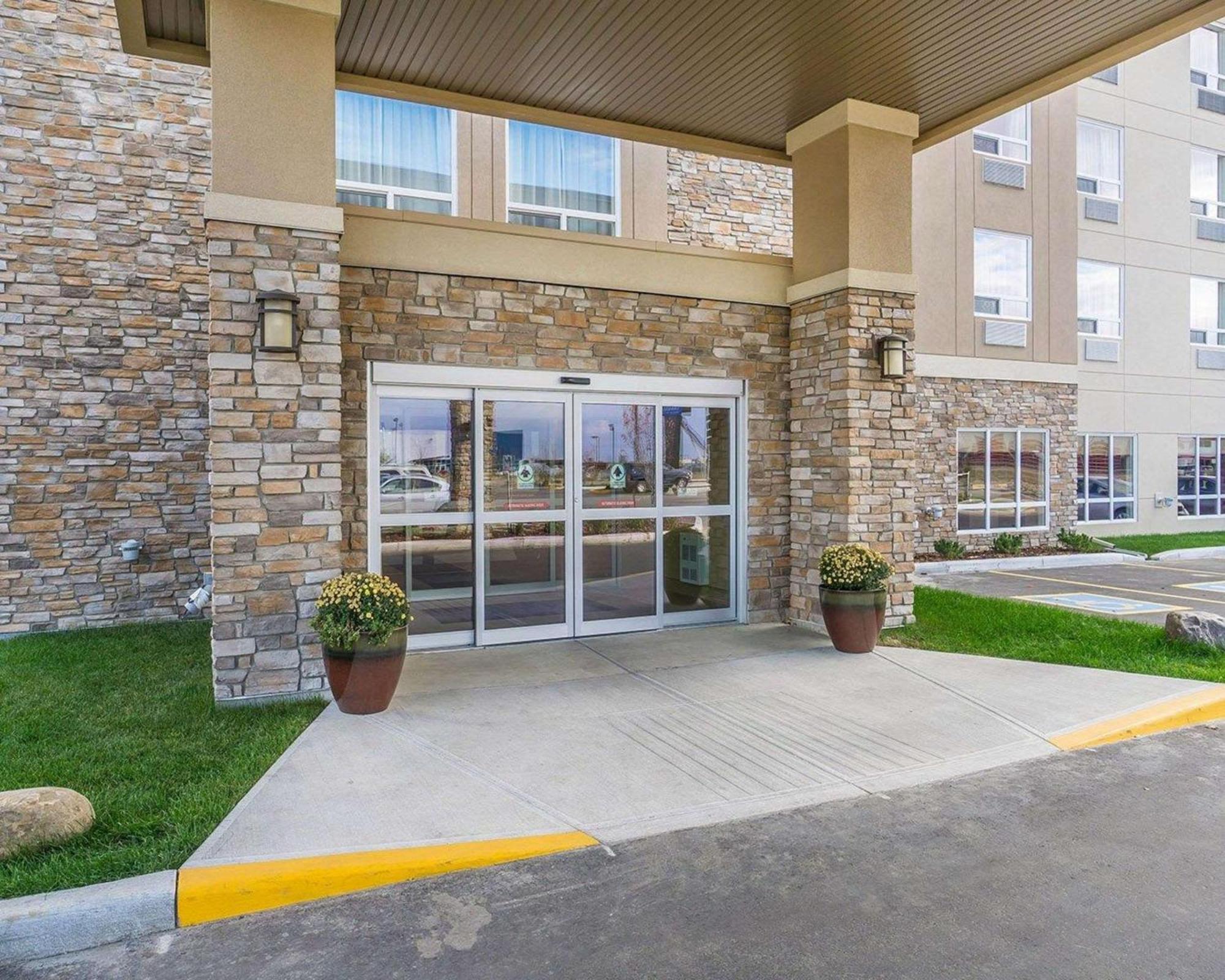 Comfort Inn & Suites Edmonton International Airport Ниску Екстериор снимка
