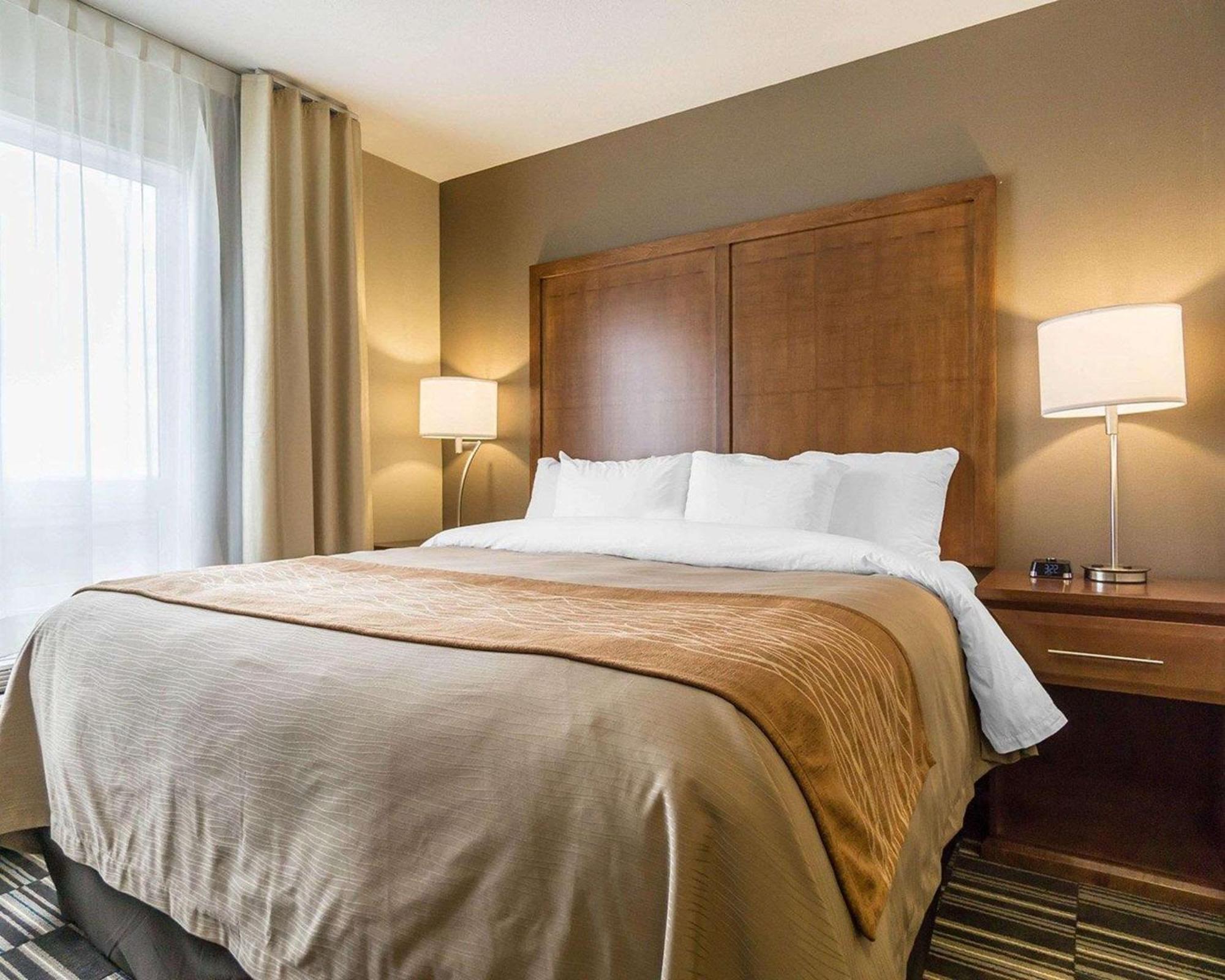 Comfort Inn & Suites Edmonton International Airport Ниску Екстериор снимка