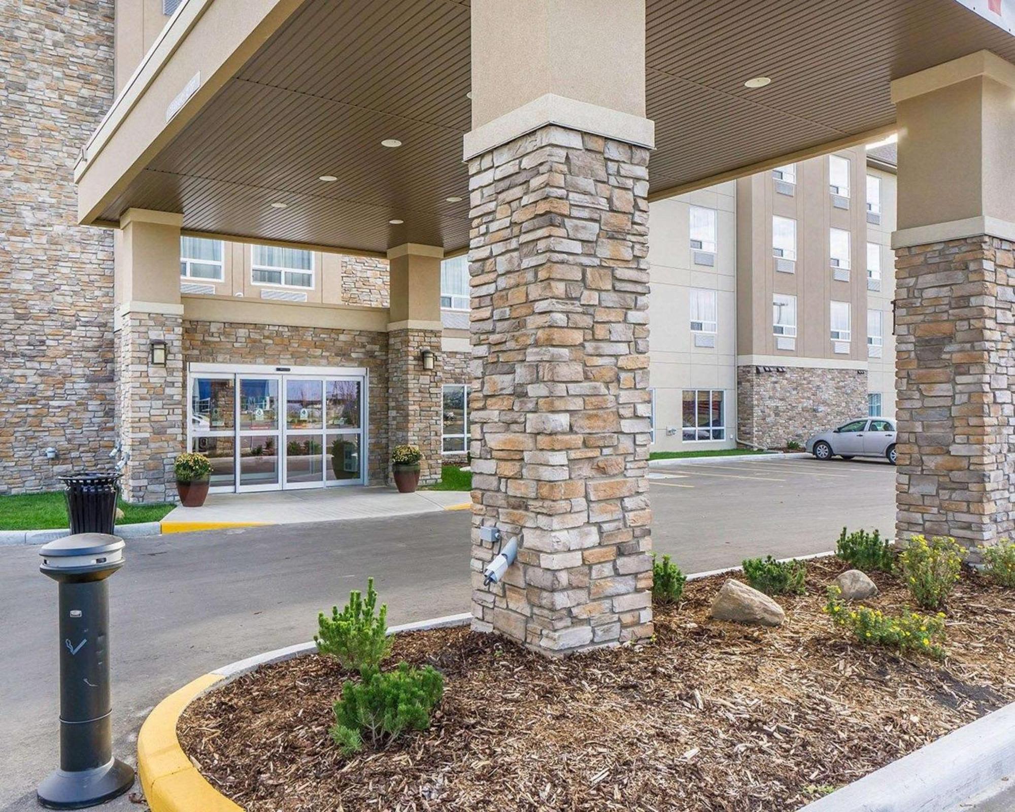 Comfort Inn & Suites Edmonton International Airport Ниску Екстериор снимка