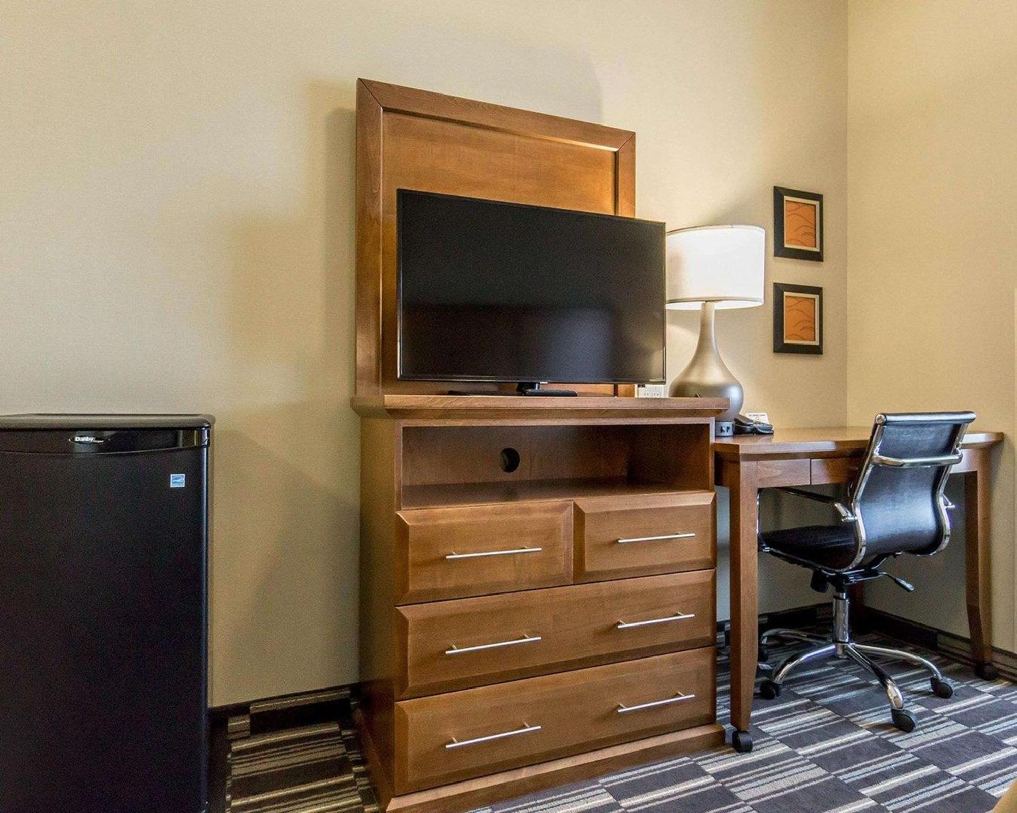 Comfort Inn & Suites Edmonton International Airport Ниску Екстериор снимка