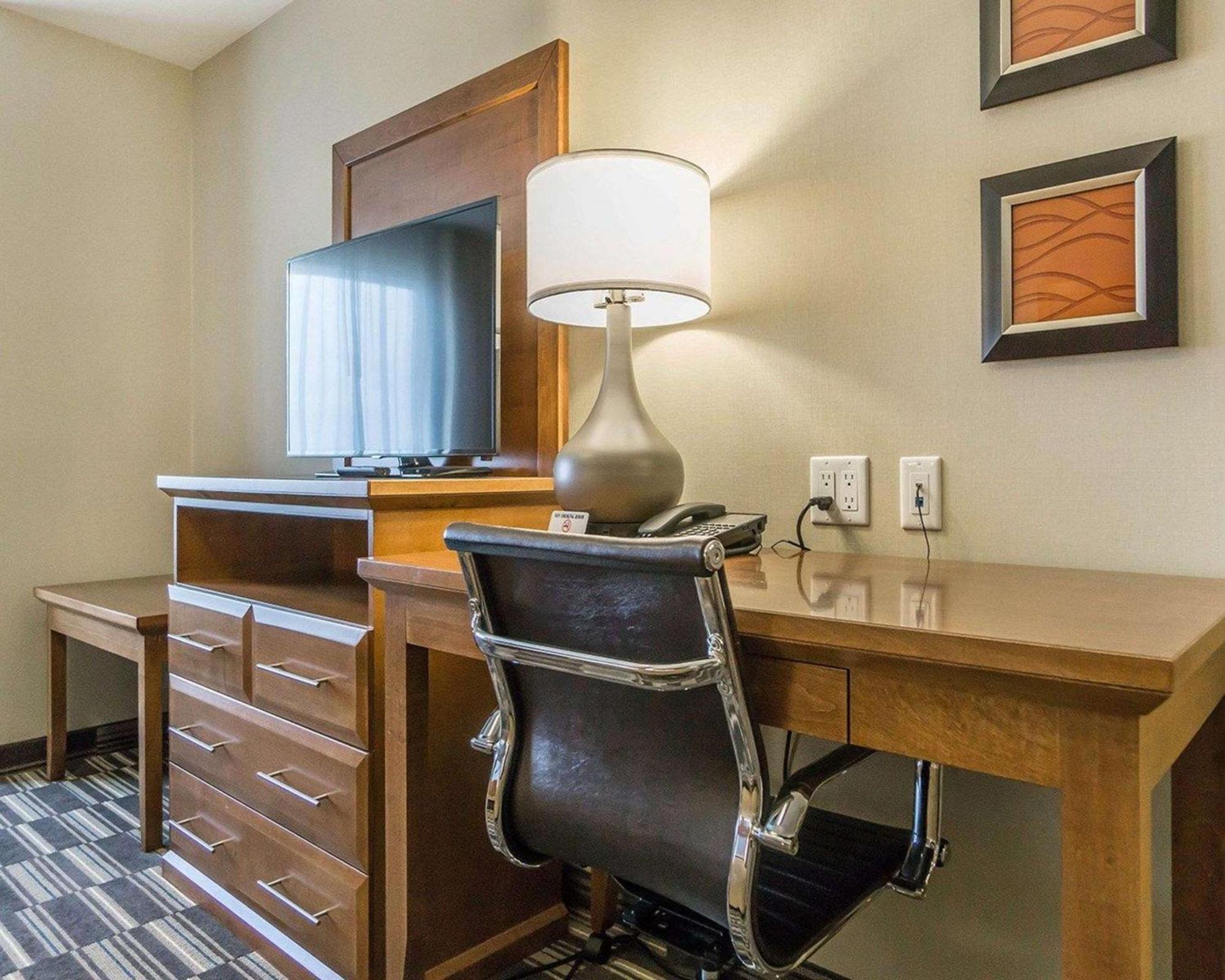 Comfort Inn & Suites Edmonton International Airport Ниску Екстериор снимка
