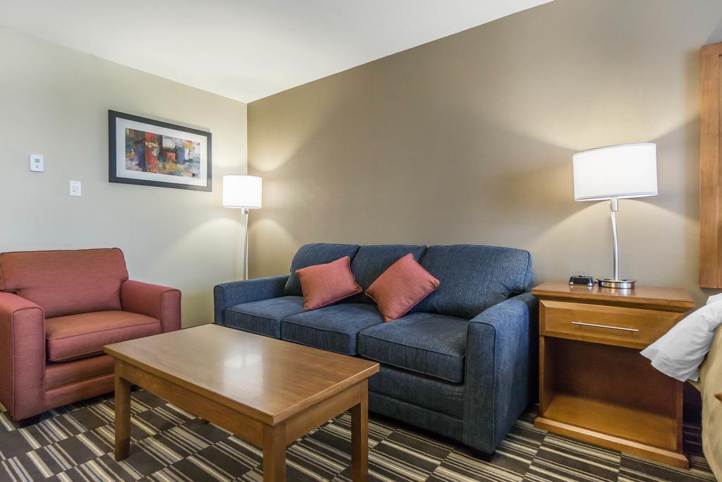 Comfort Inn & Suites Edmonton International Airport Ниску Екстериор снимка