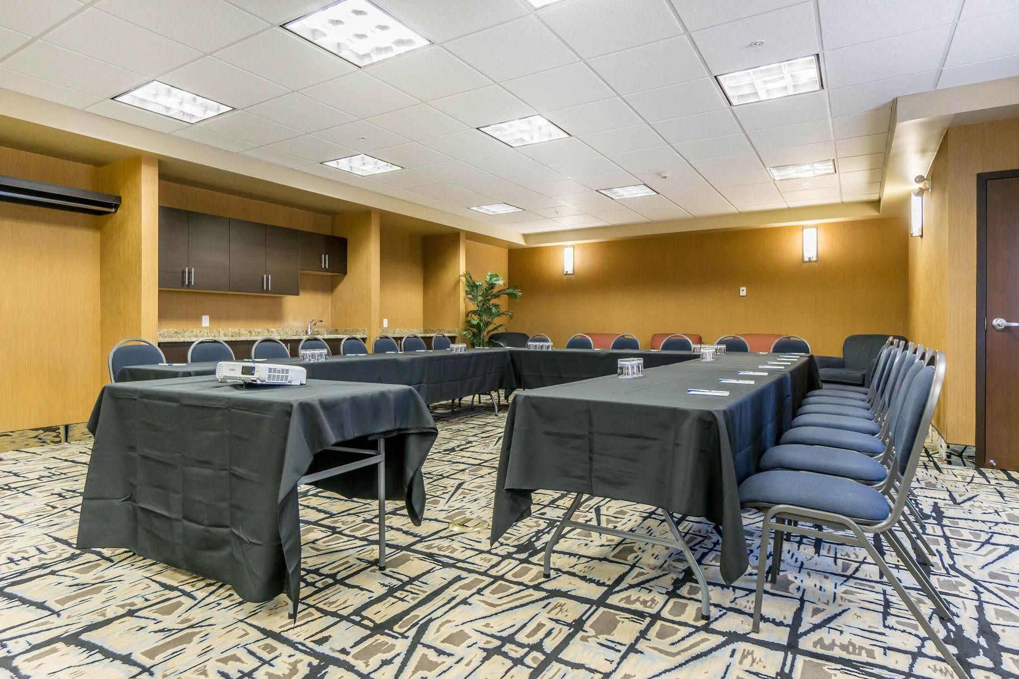 Comfort Inn & Suites Edmonton International Airport Ниску Екстериор снимка