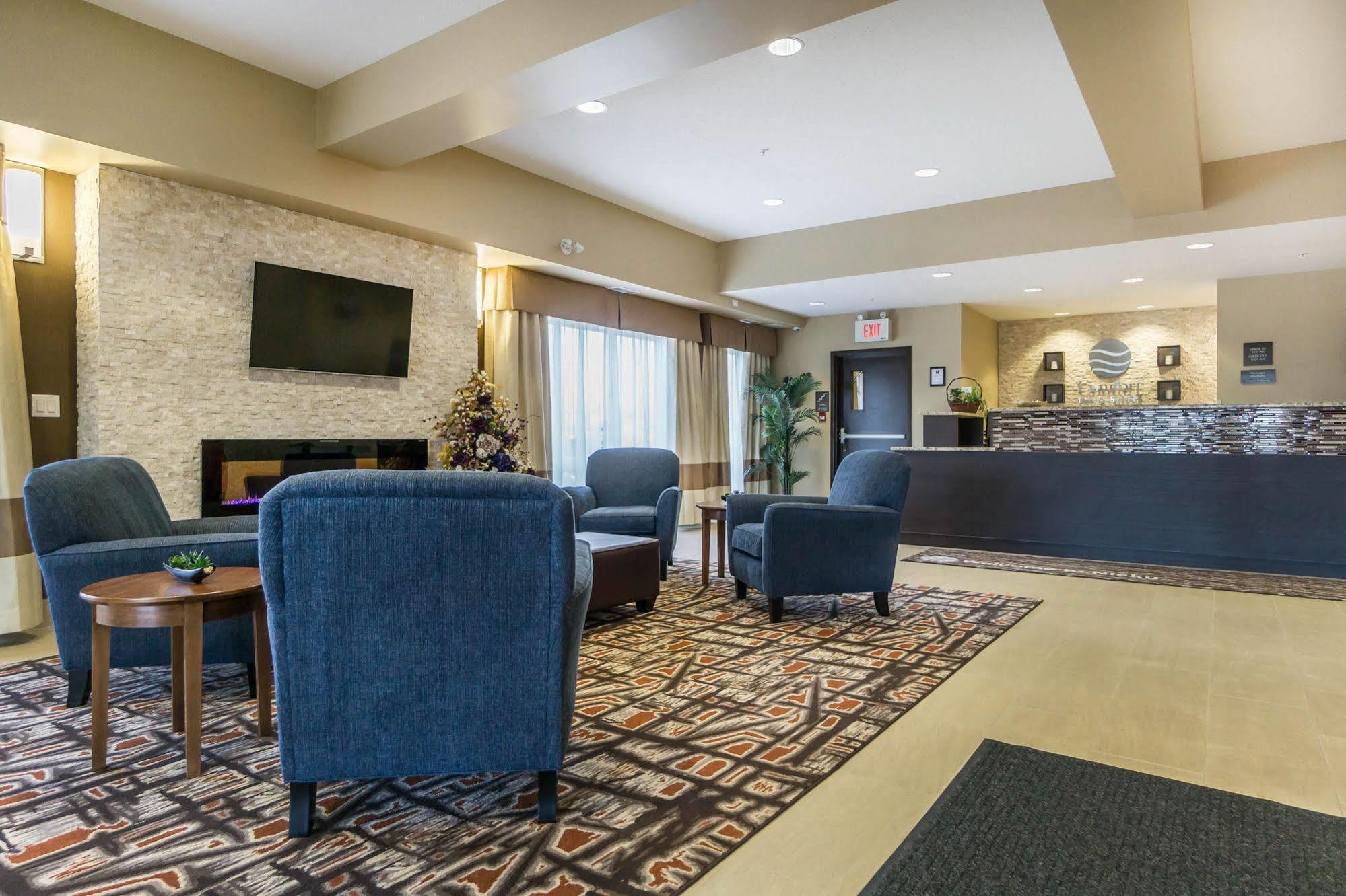 Comfort Inn & Suites Edmonton International Airport Ниску Екстериор снимка