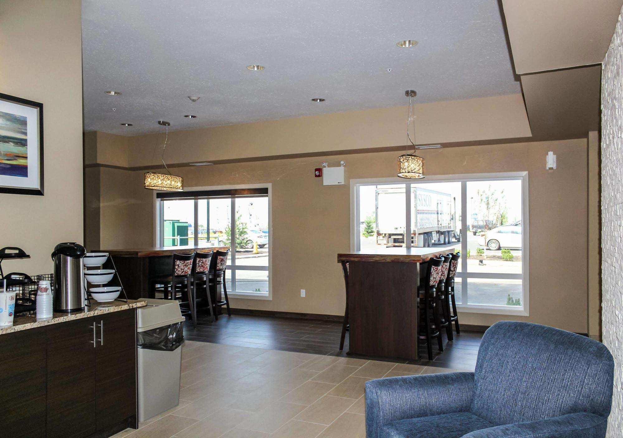 Comfort Inn & Suites Edmonton International Airport Ниску Екстериор снимка